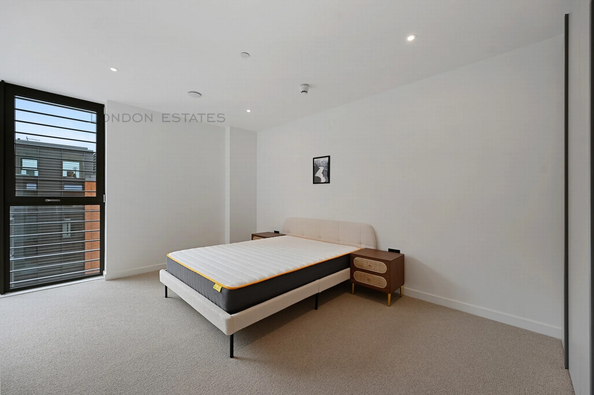 Flat Carnwath Road in Greater London