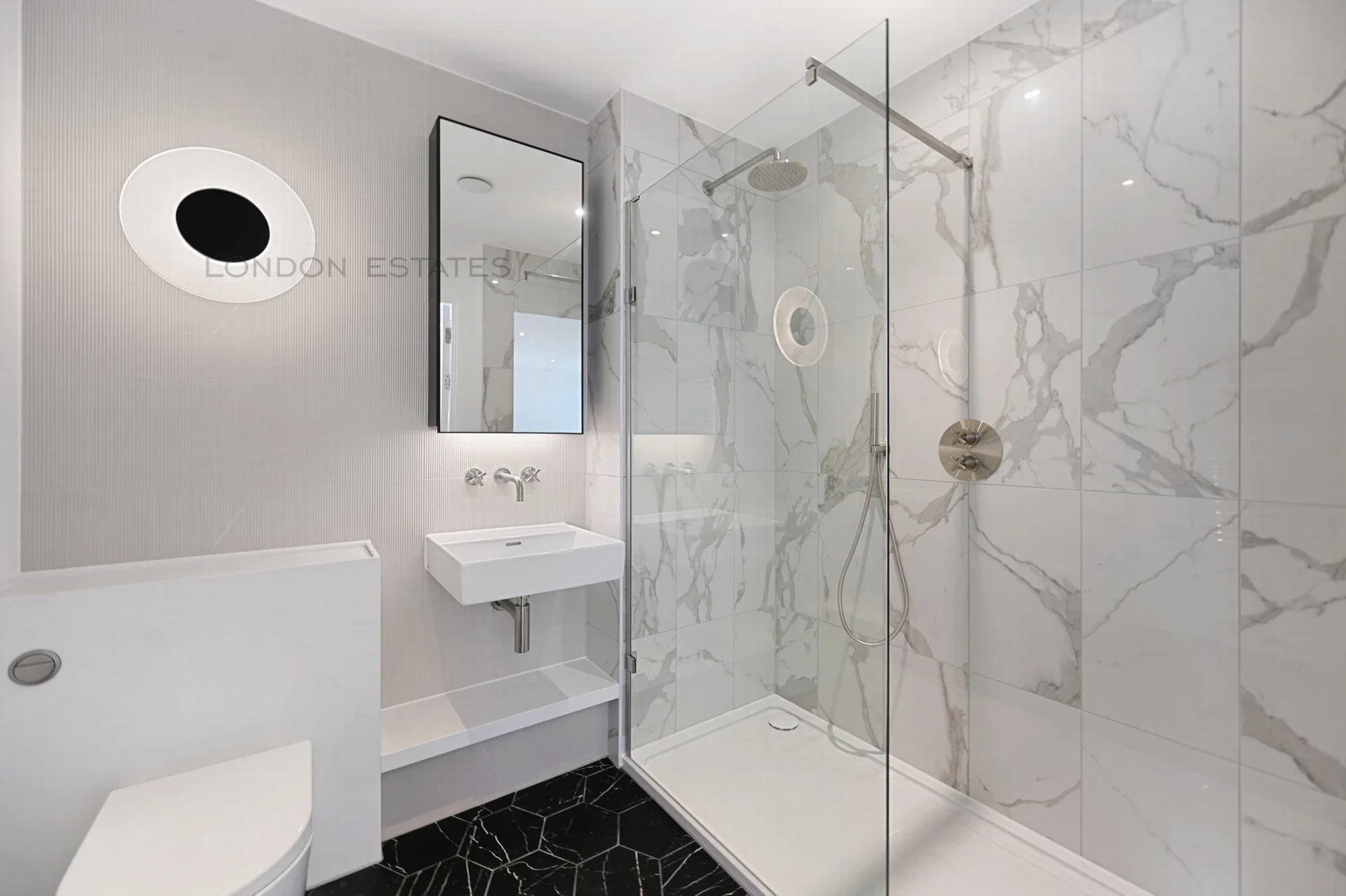 Flat Carnwath Road in Greater London