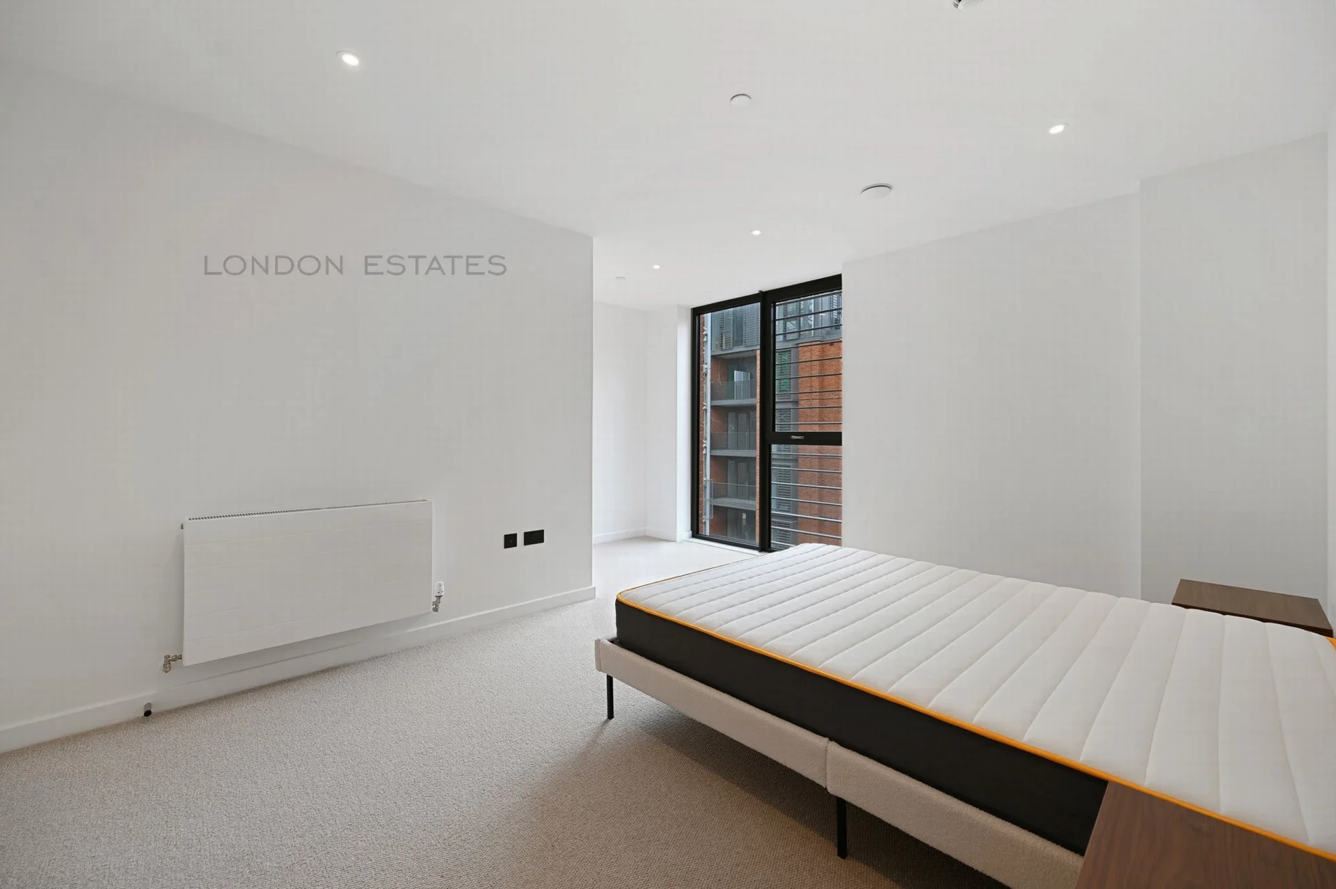 Flat Carnwath Road in Greater London