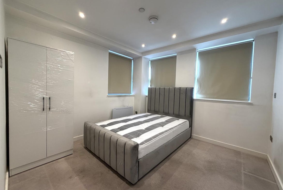 Flat Rockingham Road in Greater London