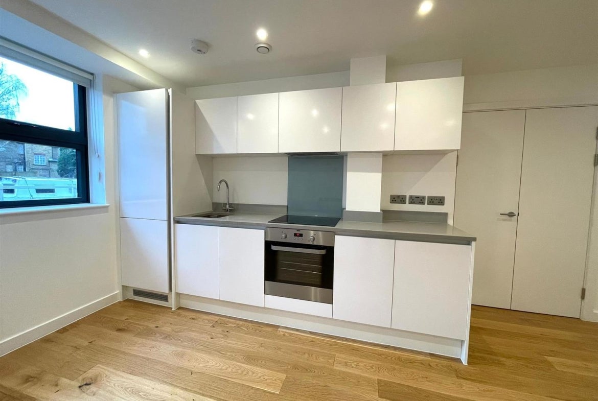 Flat Rockingham Road in Greater London