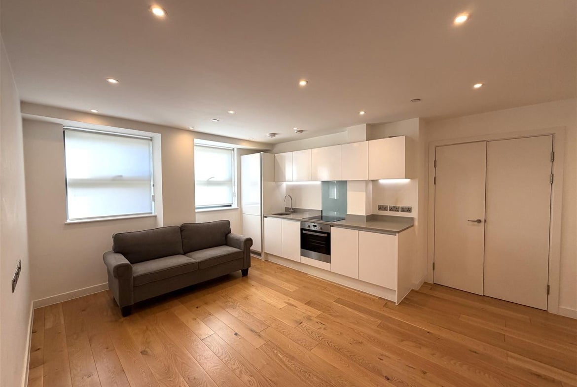 Flat Rockingham Road in Greater London