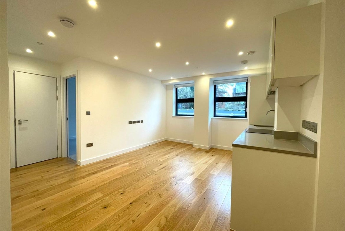 Flat Rockingham Road in Greater London