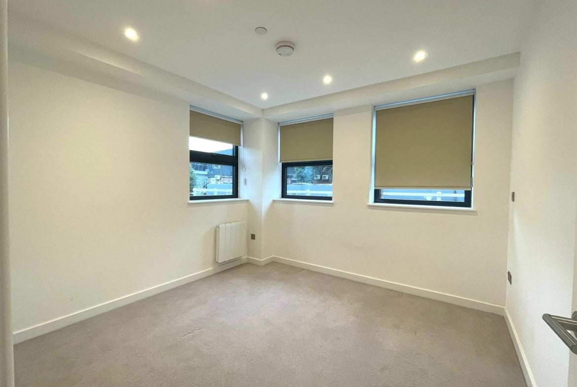 Flat Rockingham Road in Greater London