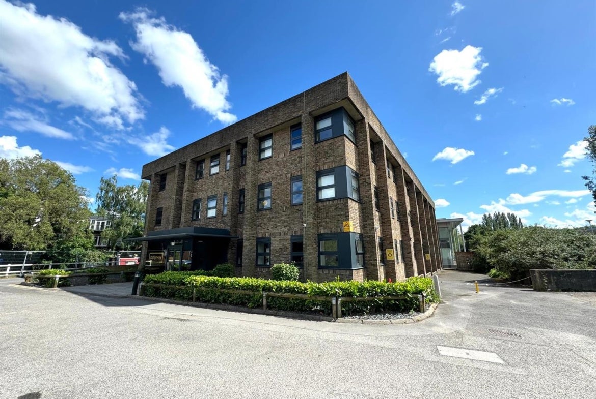 Flat Rockingham Road in Greater London