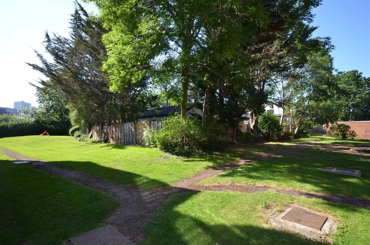 Flat Crown Walk in Greater London