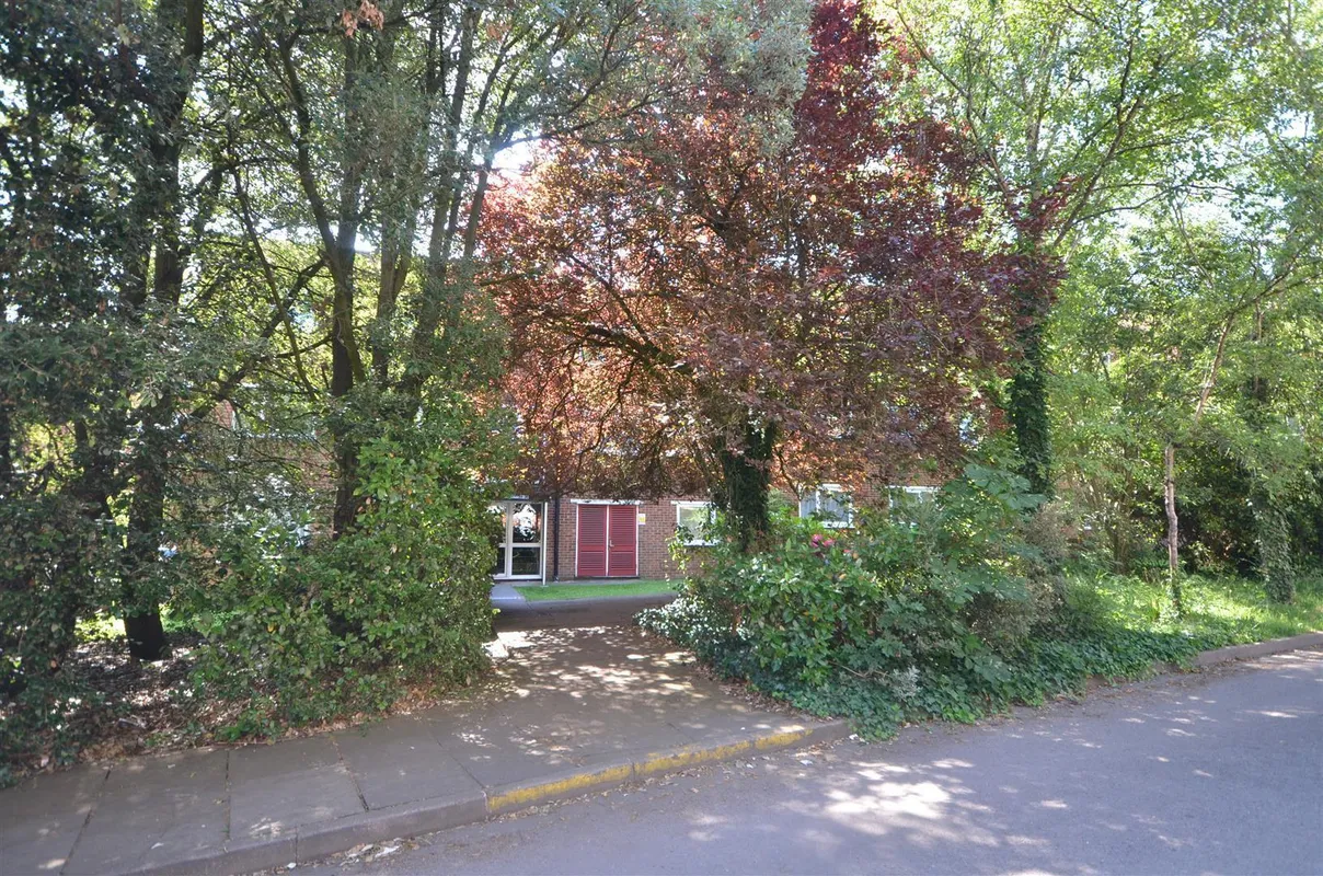 Flat Crown Walk in Greater London