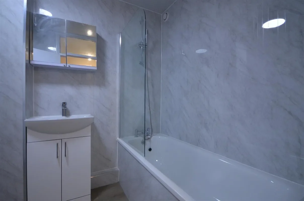Flat Crown Walk in Greater London
