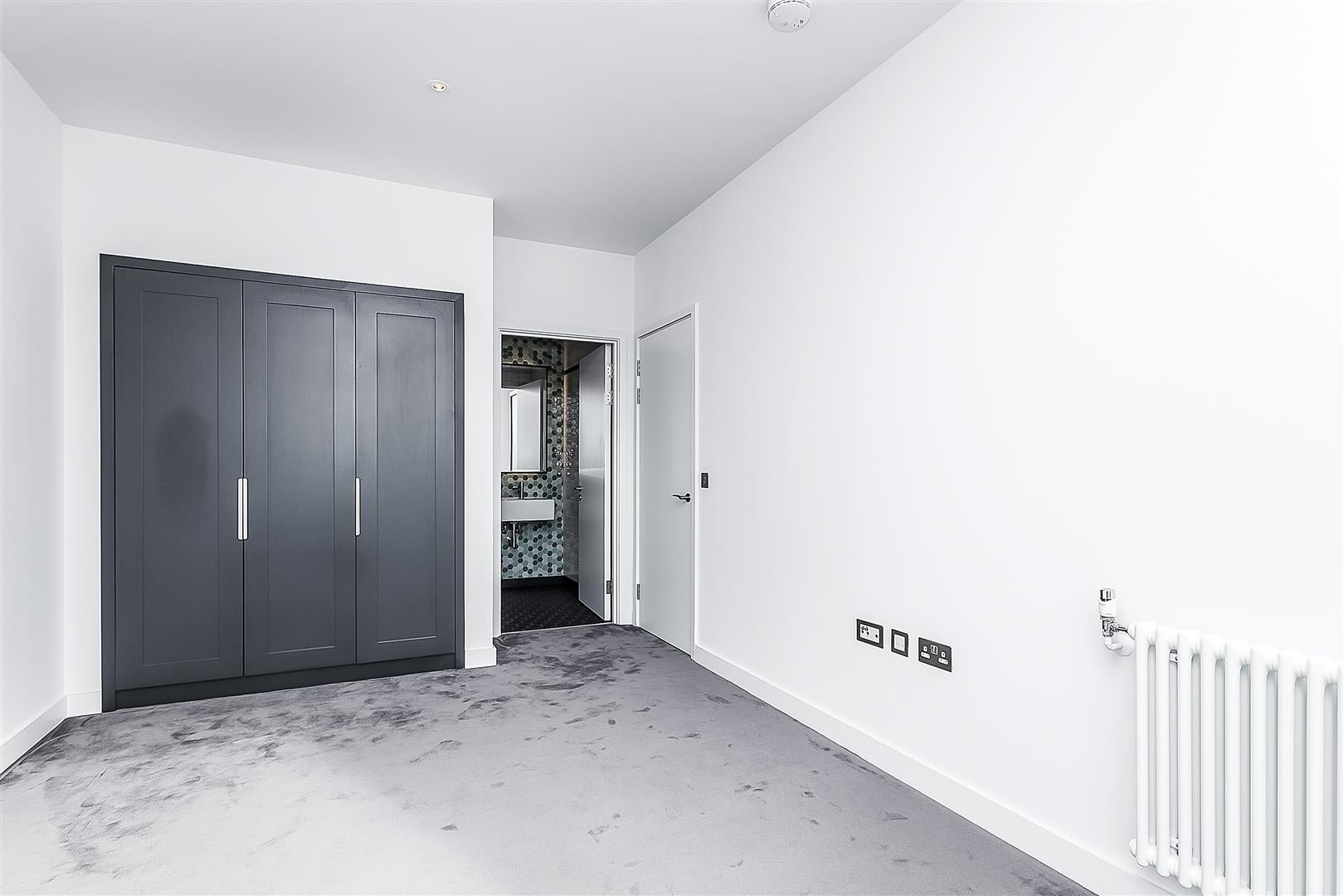 Flat Botanic Square in Greater London