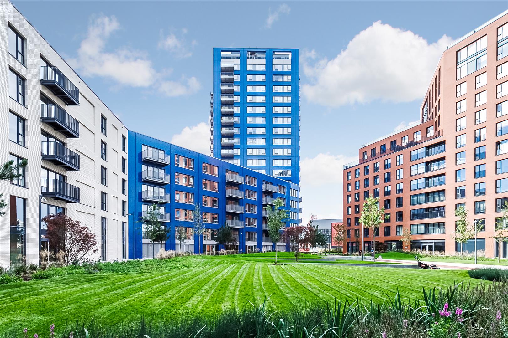 Flat Botanic Square in Greater London