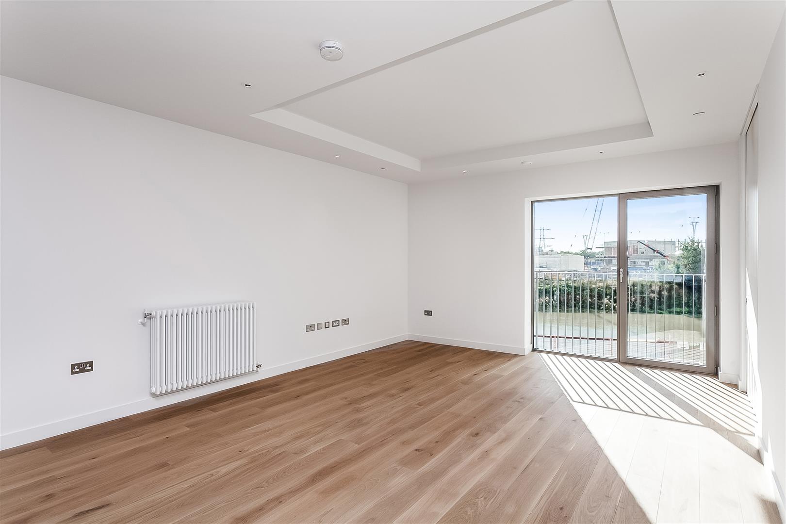 Flat Botanic Square in Greater London