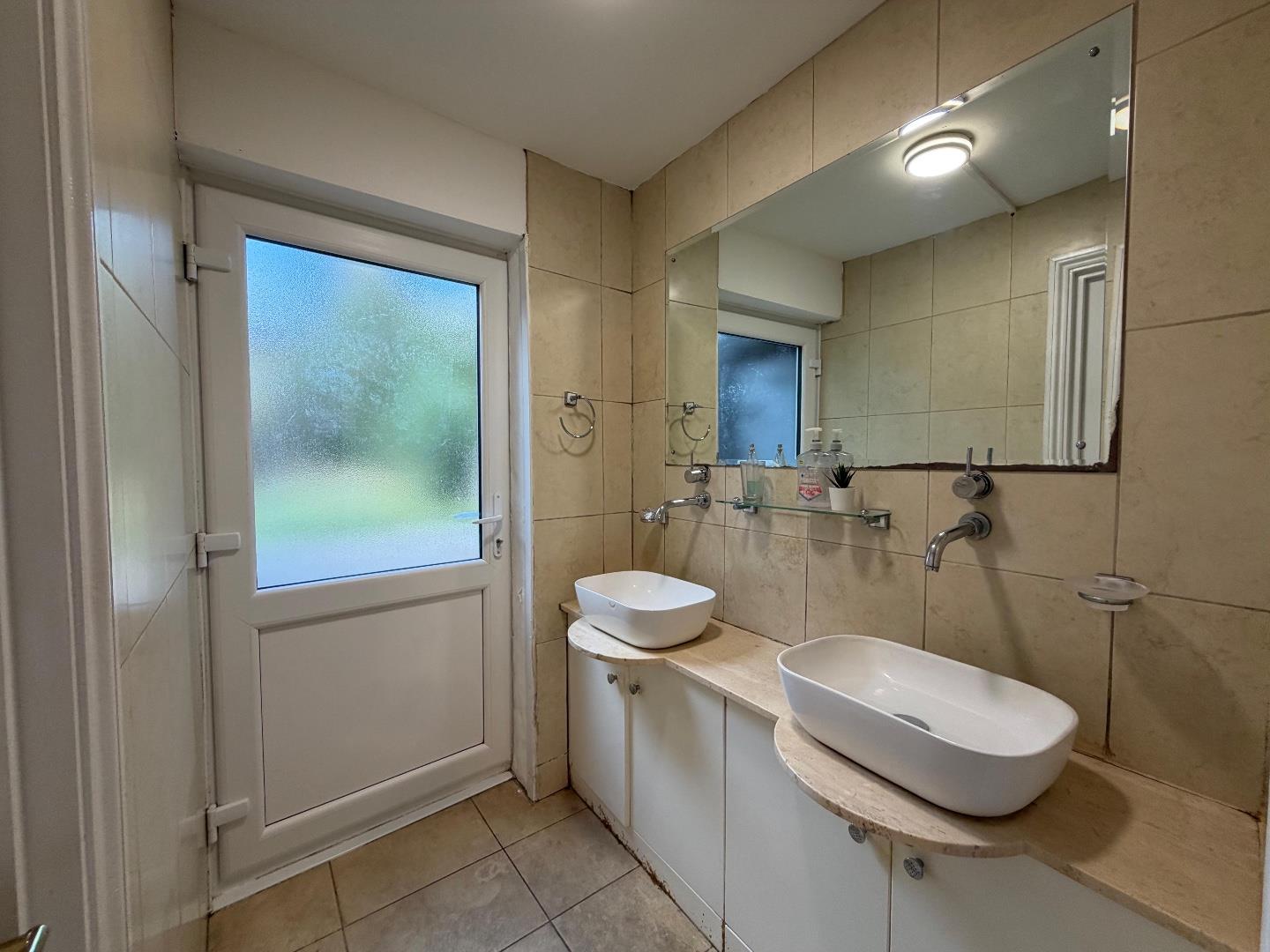 Flat Leythe Road in Greater London