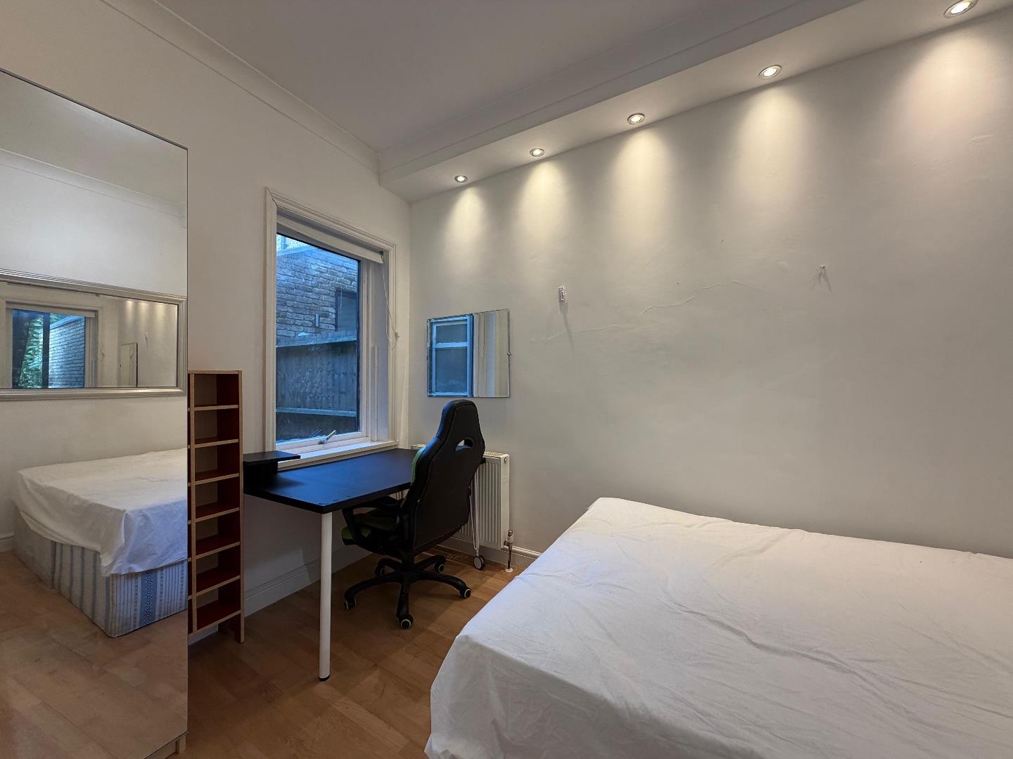 Flat Leythe Road in Greater London