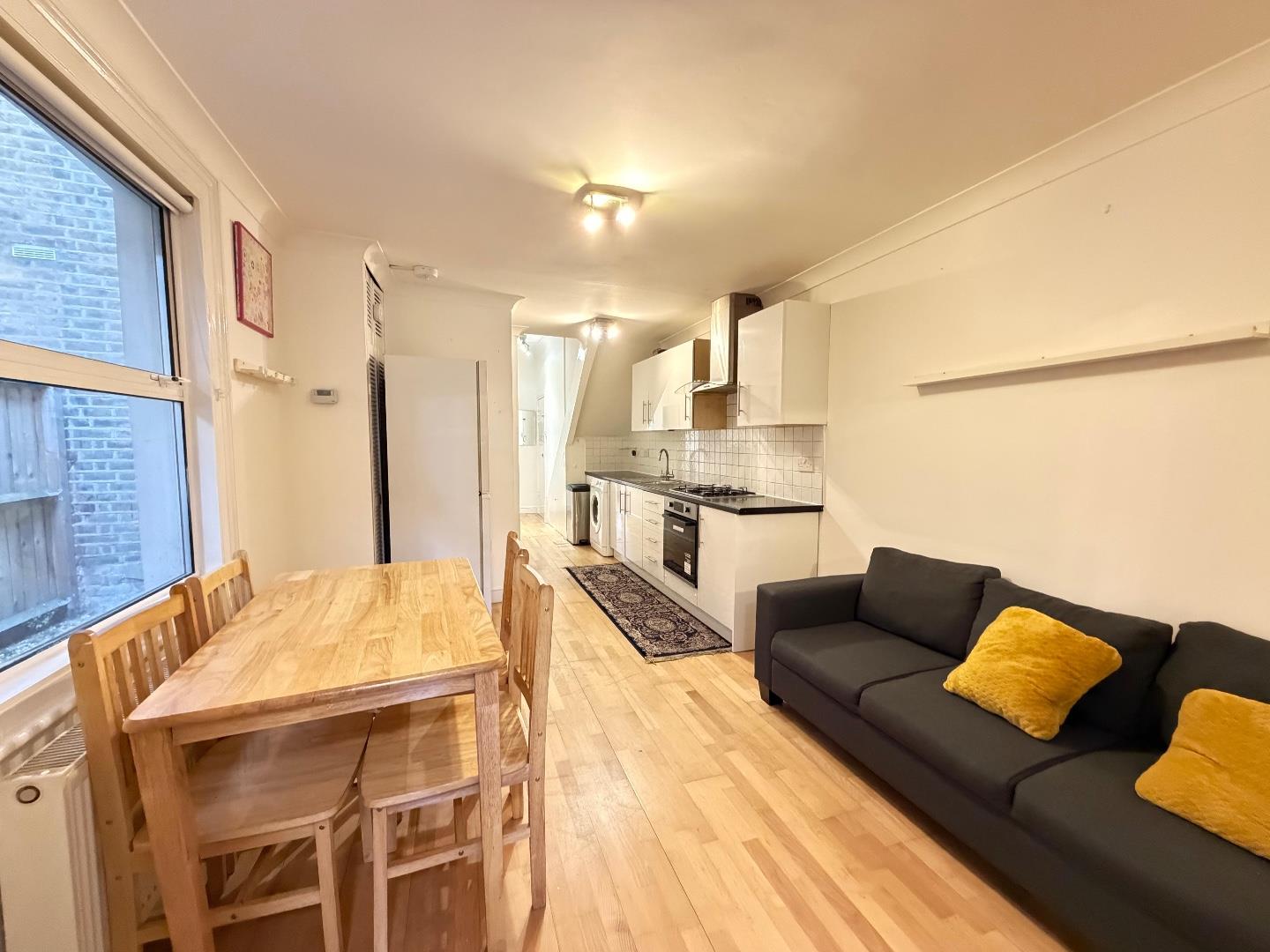 Flat Leythe Road in Greater London