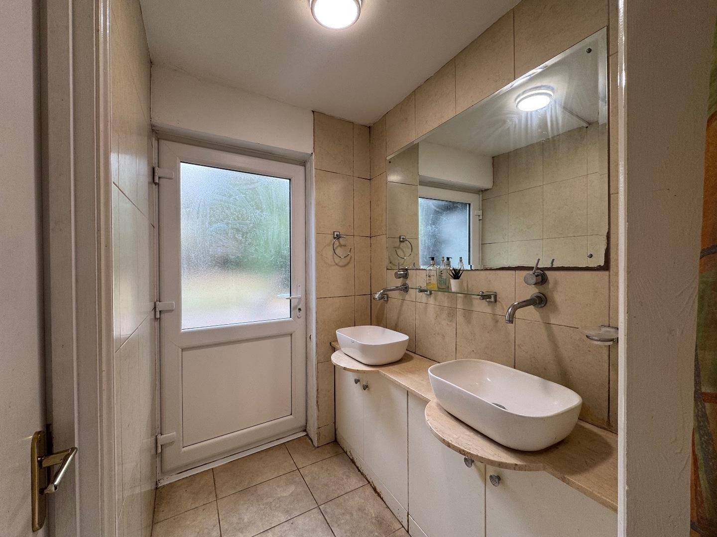 Flat Leythe Road in Greater London