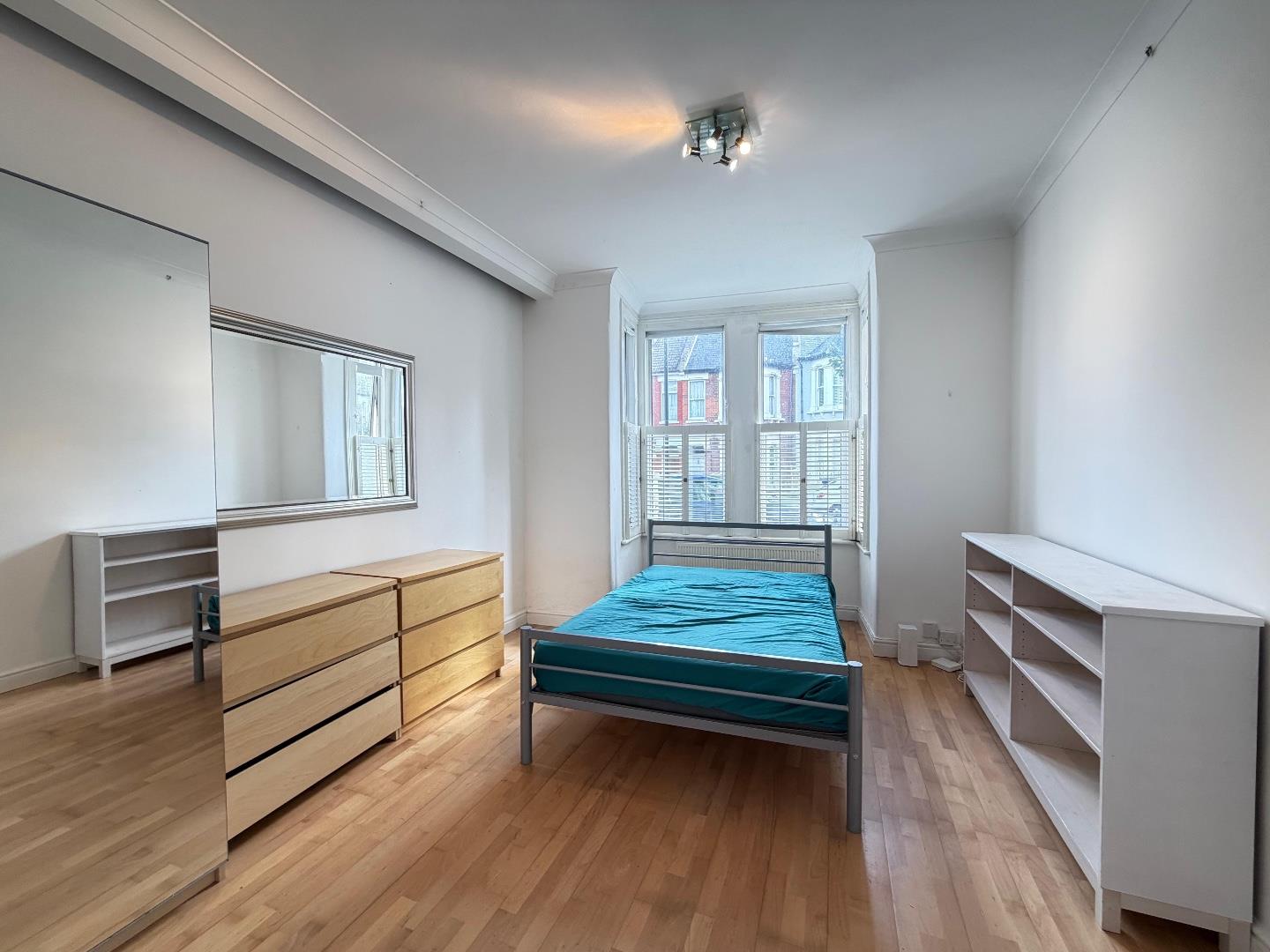 Flat Leythe Road in Greater London