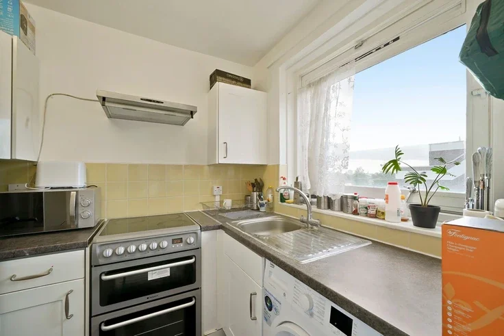 Flat Clock View Crescent in Greater London
