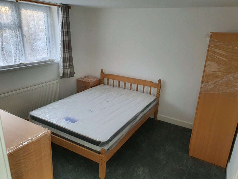 Room Cowper Road in Slough