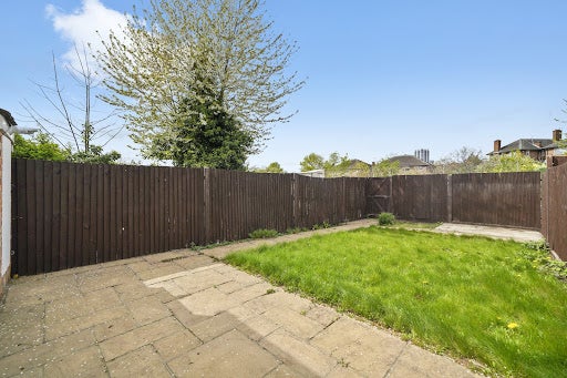 Room Cleveley Crescent in Greater London