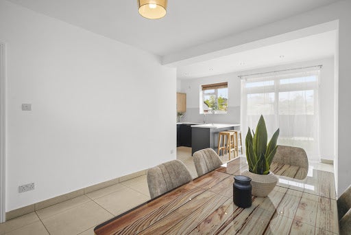 Room Cleveley Crescent in Greater London