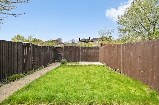 Room Cleveley Crescent in Greater London