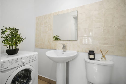 Room Cleveley Crescent in Greater London
