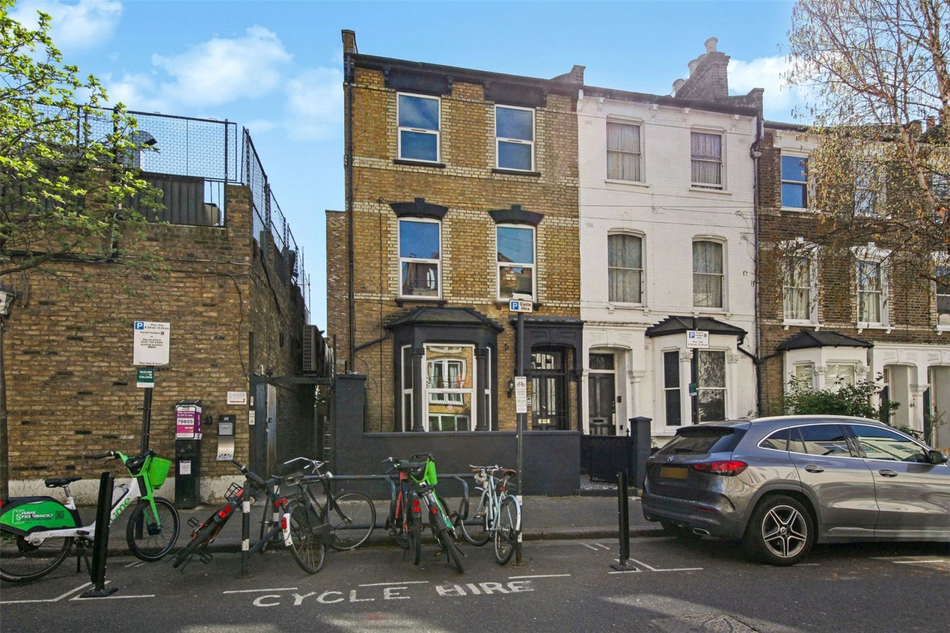 Flat Beatty Road in Greater London