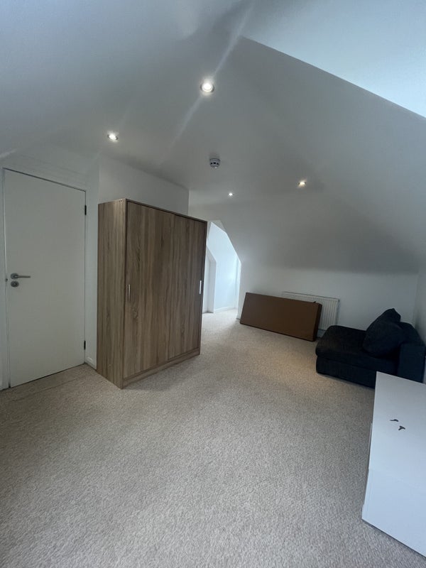 Room Courthouse Road in Maidenhead