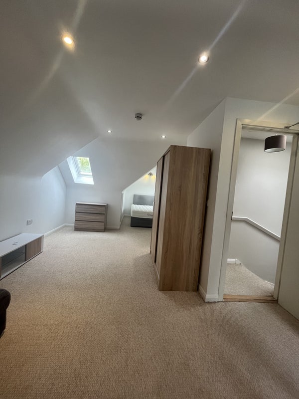 Room Courthouse Road in Maidenhead