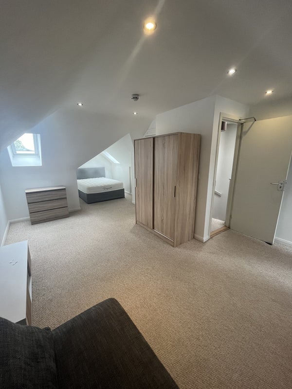 Room Courthouse Road in Maidenhead