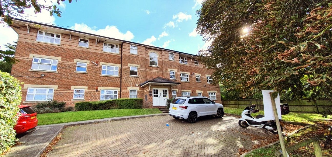 Flat Rickard Close in Greater London