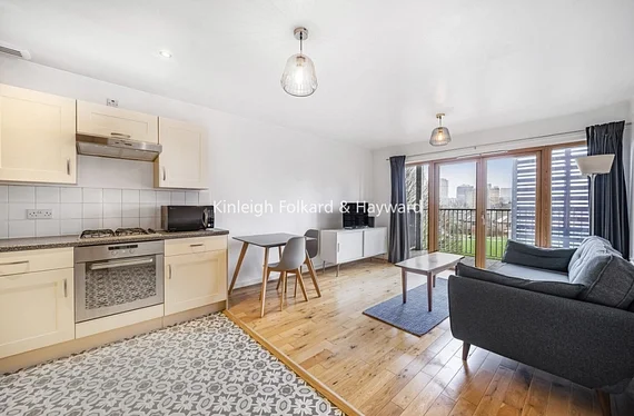 Flat Bartlett Close in Greater London