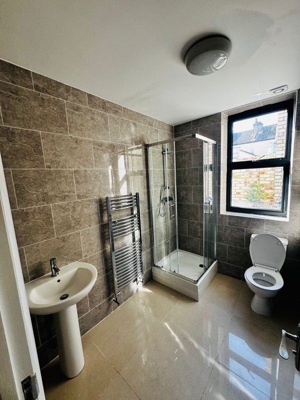 Room Elm Road in Greater London