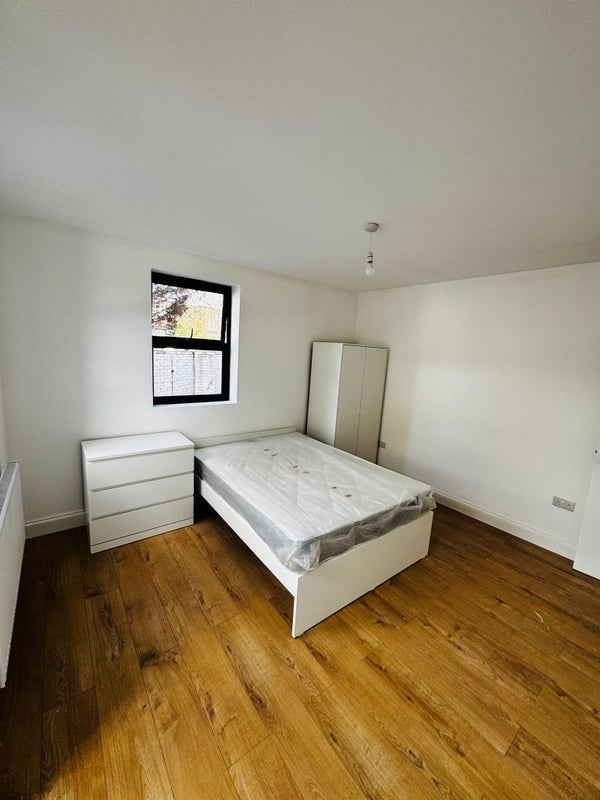 Room Elm Road in Greater London