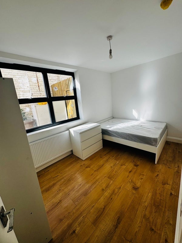 Room Elm Road in Greater London