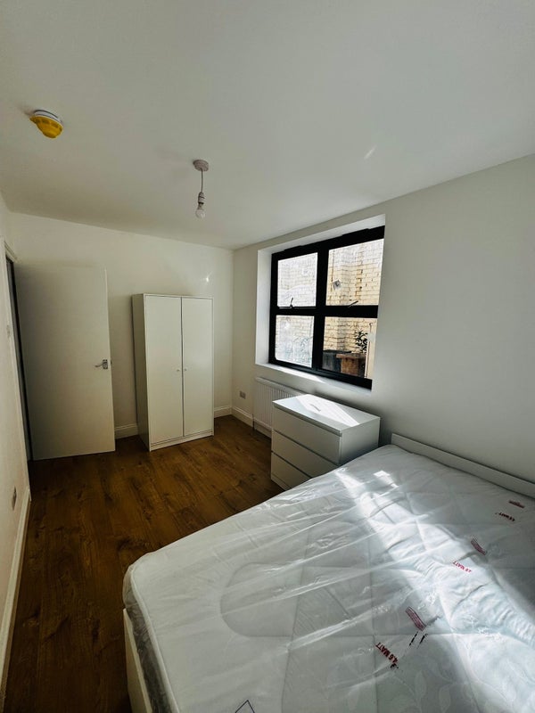Room Elm Road in Greater London