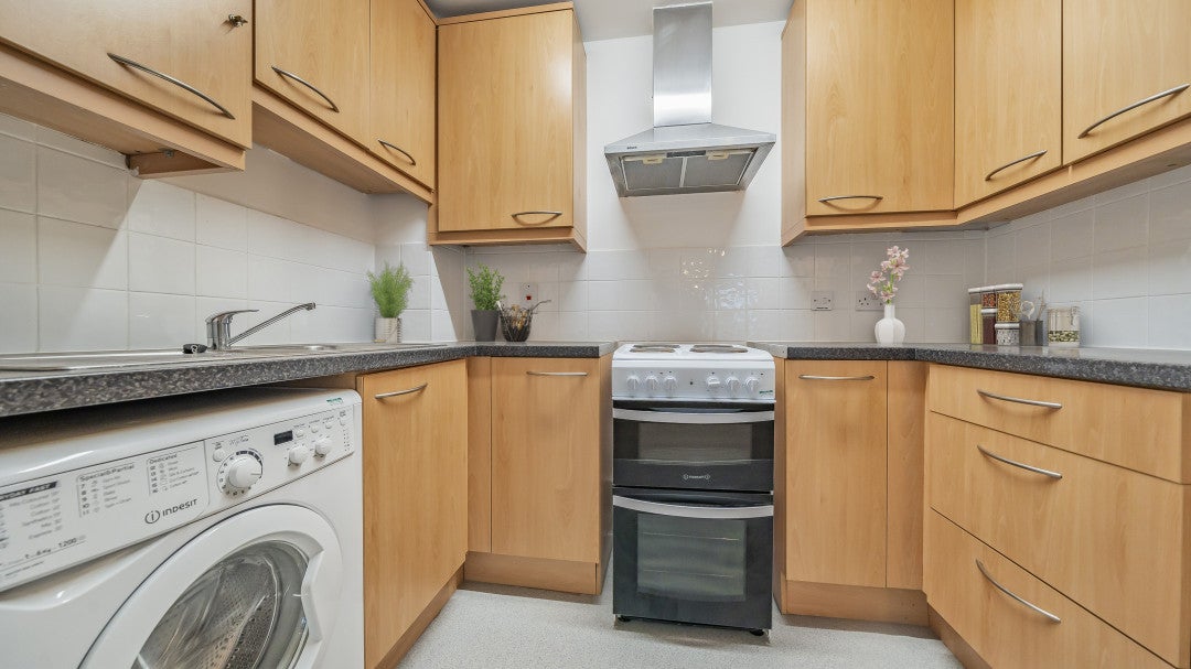 Flat Scott Avenue in Greater London