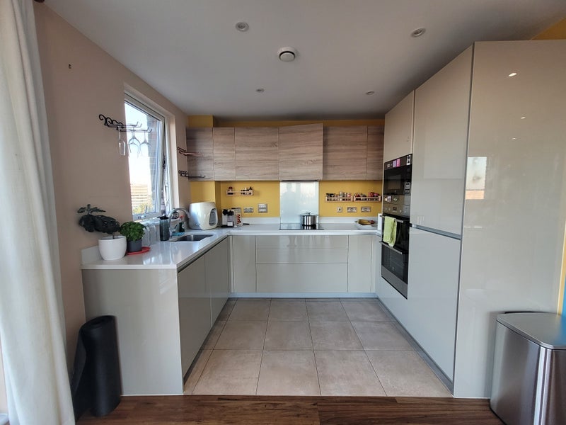 Room Stanley Road in Greater London