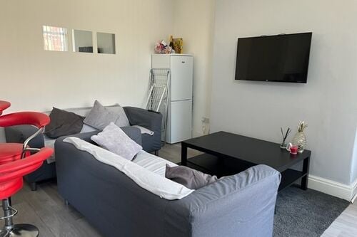 Flat Woodside Avenue in Leeds