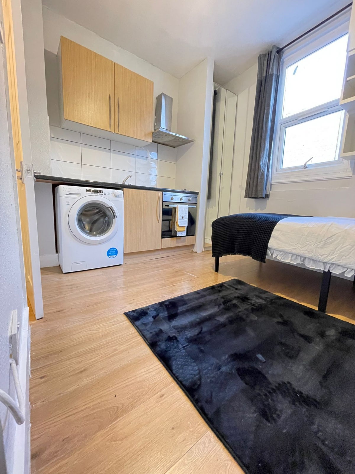 Room West Green Road in Greater London