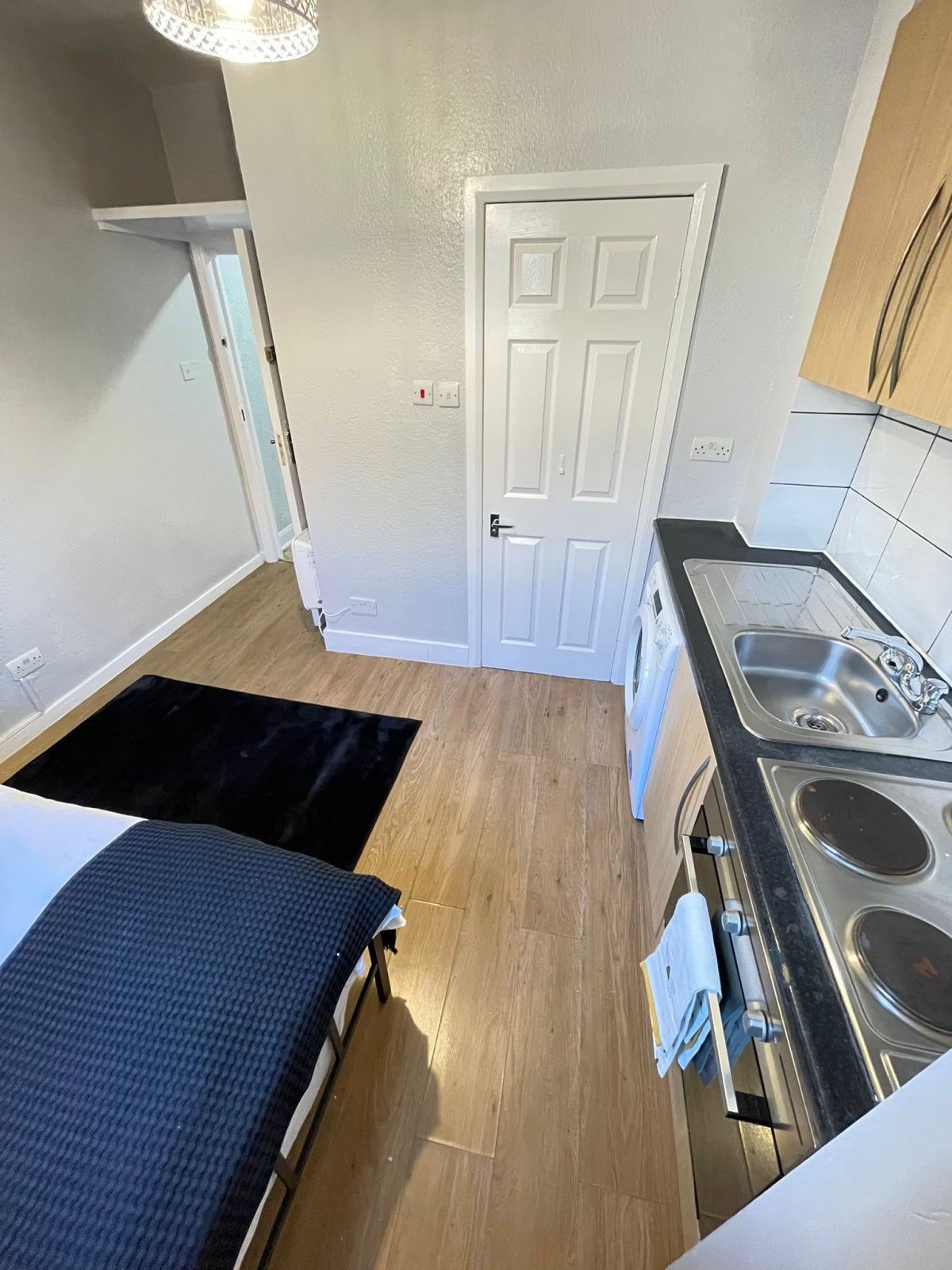Room West Green Road in Greater London