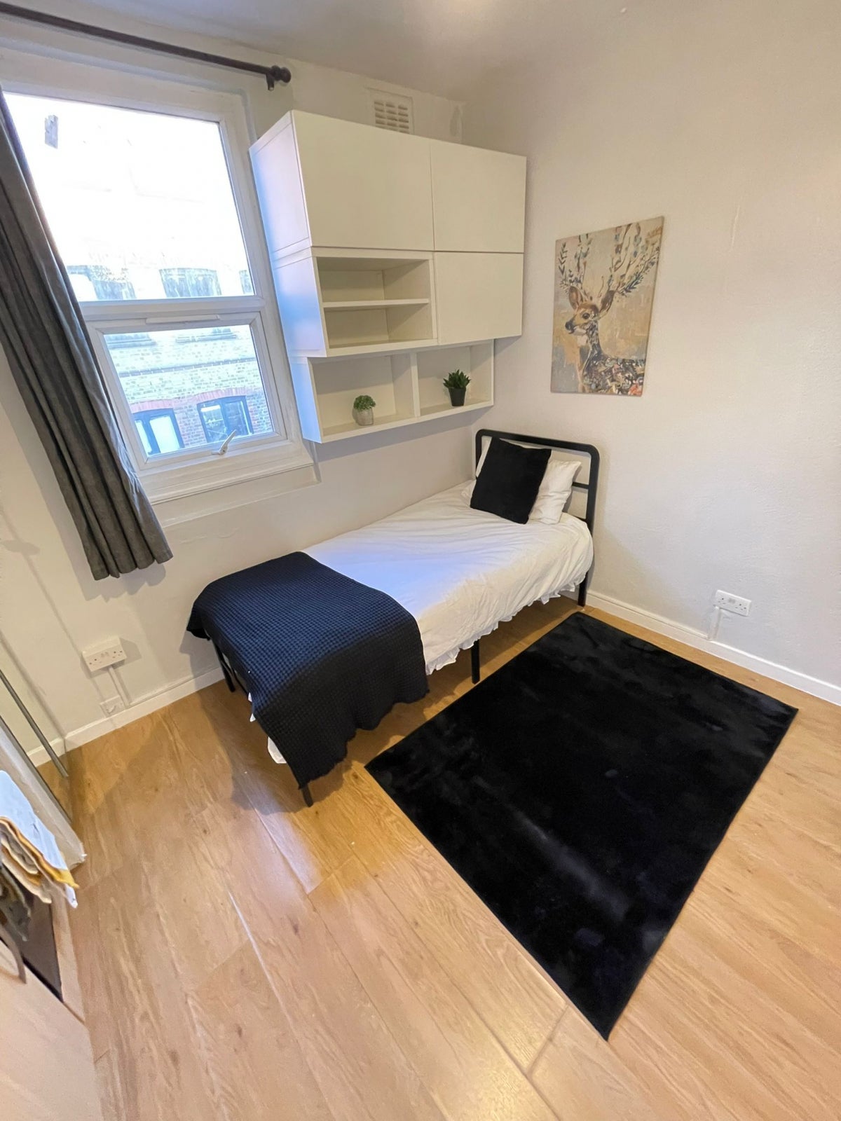 Room West Green Road in Greater London