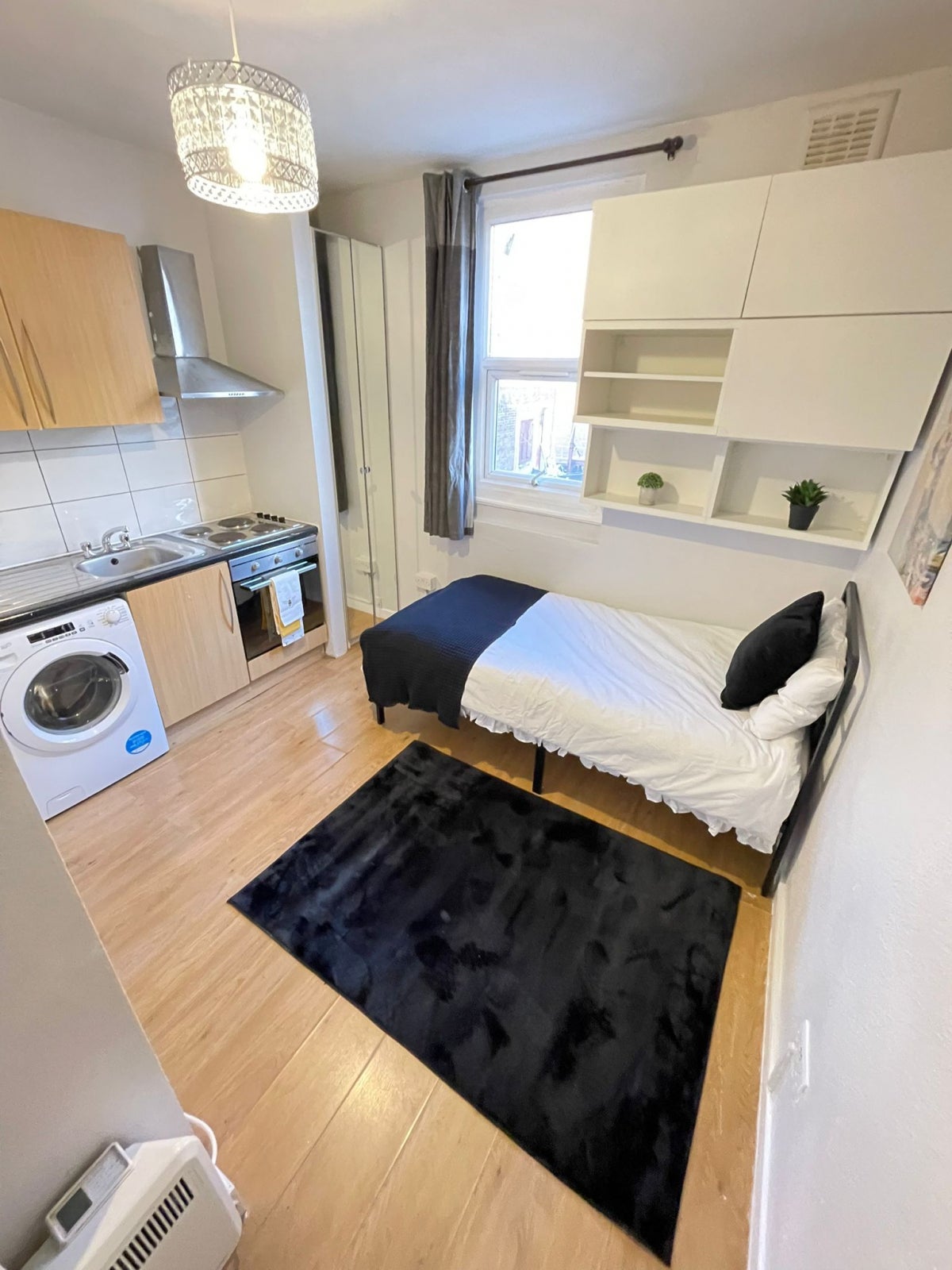 Room West Green Road in Greater London