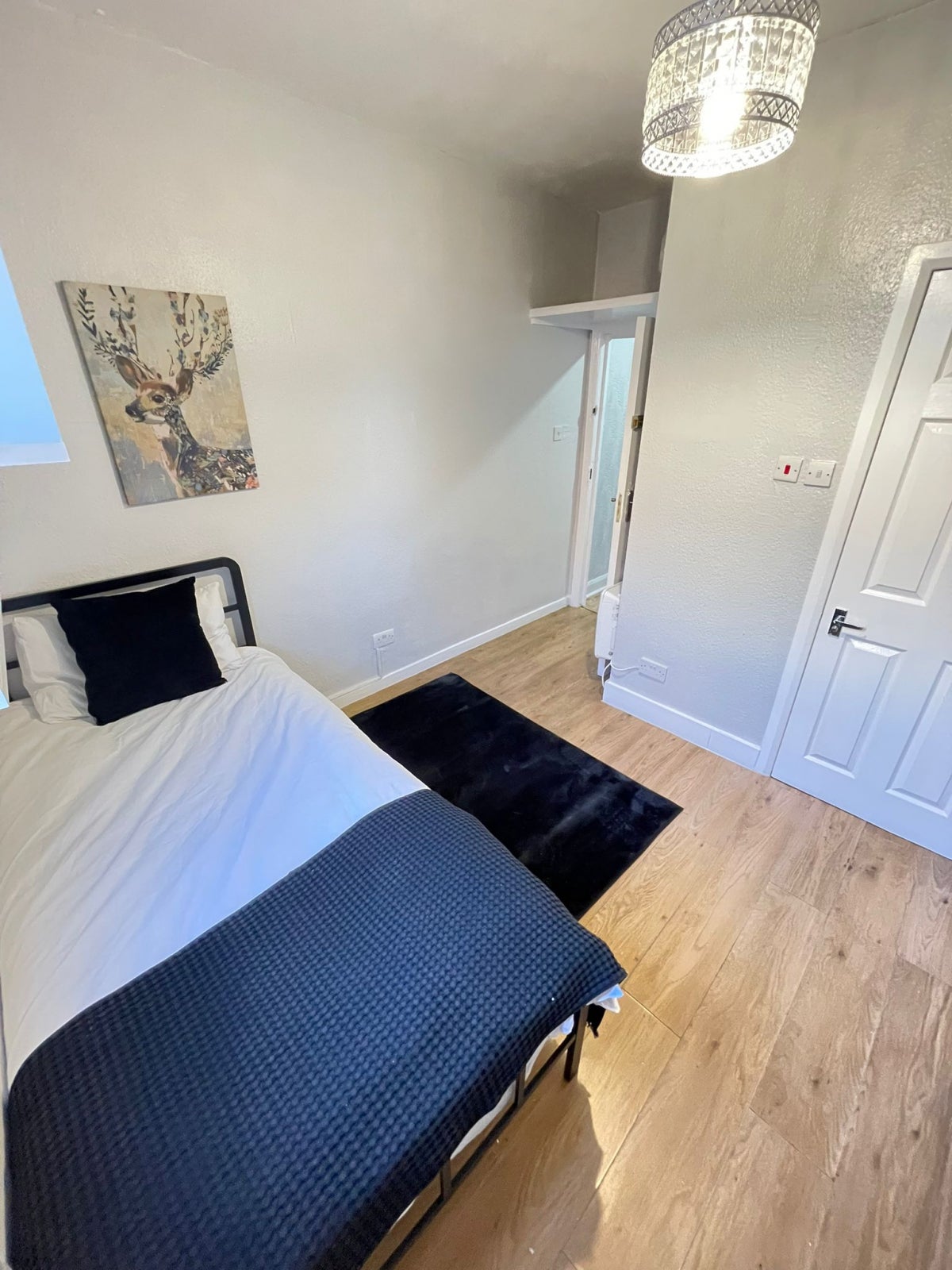 Room West Green Road in Greater London