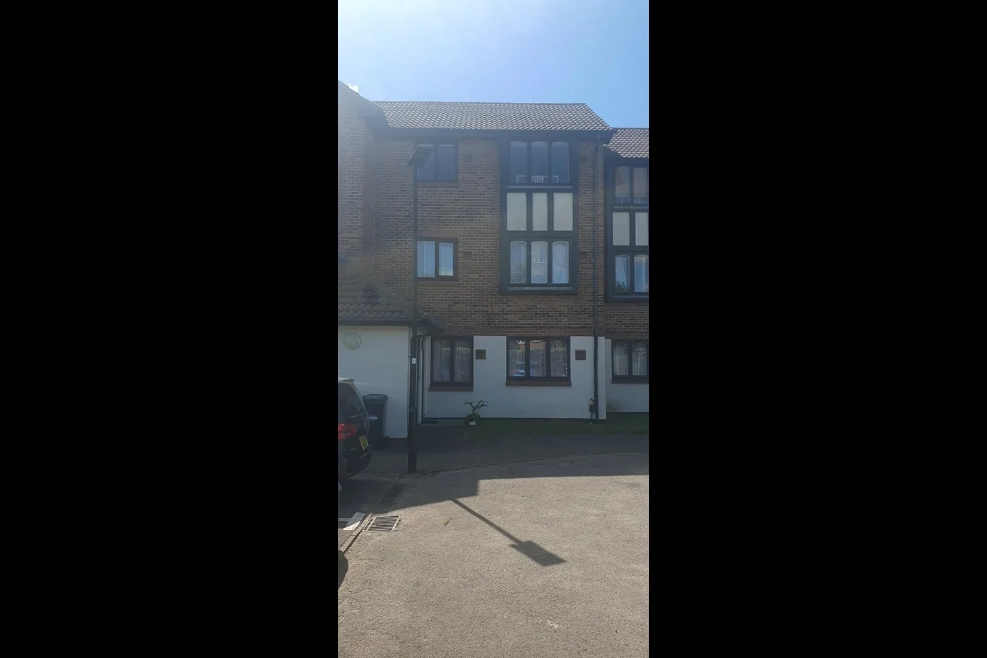 Flat Berry Court in Greater London