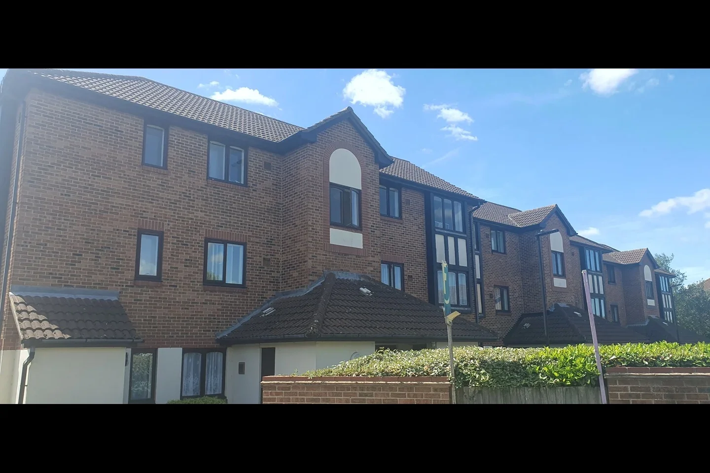 Flat Berry Court in Greater London