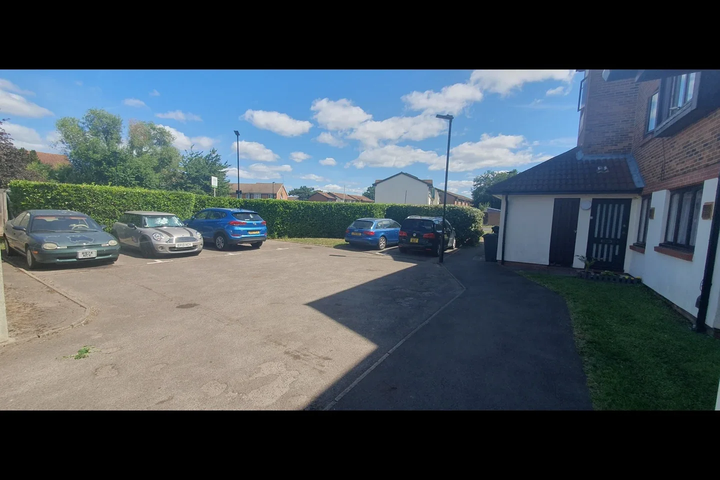 Flat Berry Court in Greater London