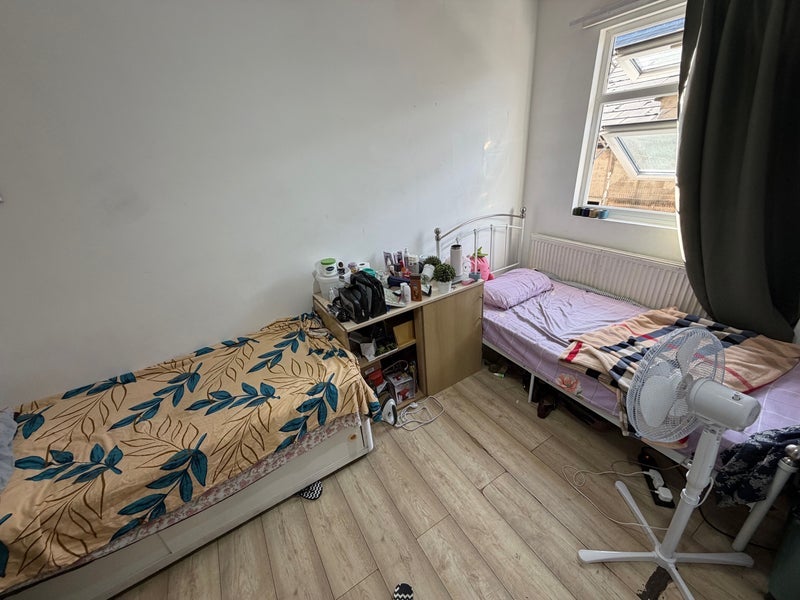 Room High Street North in Greater London