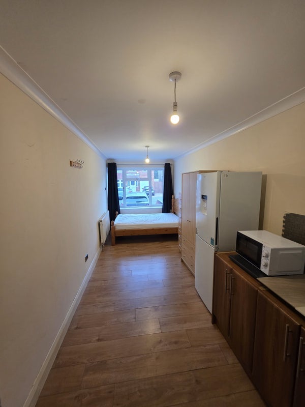 Room Cottesbrooke Close in Slough