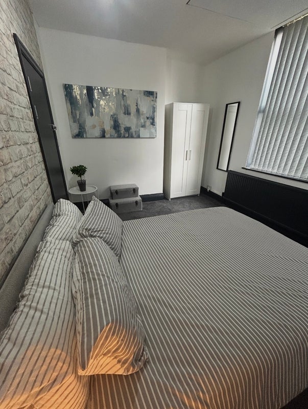 Room Alma Road in Manchester